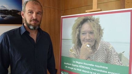 «Ça sent la fin, ça sent le sapin.» Sébastien Chadaud-Pétronin est de plus en plus préoccupé par l’état de santé de sa mère. Dans ce message «sorti hier (dimanche)» et qu’il a regardé dans la soirée en compagnie de son père, Jean-Pierre Pétronin, 65 ans, l’otage française n’apparaît pas. «C’est uniquement un message des gens qui la détiennent, on la voit en photo, elle est sur fond d’écran, et elle est alitée, a précisé son fils. Ce qui est dit est extrêmement préoccupant.» Les dernières images de Sophie Pétronin remontent à une vidéo de 7 minutes reçue à la mi juin. Alors que celle-ci souffre de paludisme et d’un cancer, elle y apparaissait très fatiguée et le visage émacié, et en appelait au chef de l’Etat. L'enlèvement avait été revendiqué par le Groupe de soutien à l’islam et aux musulmans, une alliance formée, au début de 2017, par plusieurs mouvements islamistes armés du Mali, dont Ansar Dine, Al-Mourabitoune et l’Emirat du Sahara, une émanation d’Al-Qaida au Maghreb islamique. (MEHDI FEDOUACH / AFP)