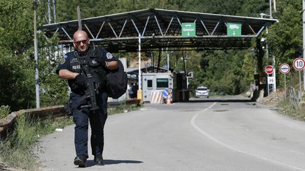 Un policier kosovar au poste frontière de Brnjak, à la frontière avec la Serbie, le 24 septembre 2021. (VISAR KRYEZIU / AP / SIPA)