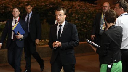 Le président français Emmanuel Macron à la sortie de la première journée du Conseil européen à Bruxelles qui s'est achevée dans la nuit de jeudi à vendredi. (LUDOVIC MARIN / AFP)