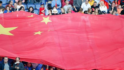 Les supporters chinois arborent un drapeau géant de la Chine lors du match de football du groupe B de la Coupe du monde féminine entre l'Afrique du Sud et la Chine, au stade du Parc des Princes à Paris, en 2019. 
 (J.E.E/SIPA)