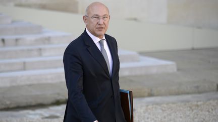 Le ministre du Travail, Michel Sapin, le 23 octobre 2013 &agrave; la sortie du Conseil des ministres, &agrave; l'Elys&eacute;e. (MARTIN BUREAU / AFP)