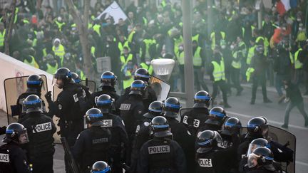 Les "gilets jaunes" réinvestissent les ronds-points pour fêter leur premier anniversaire