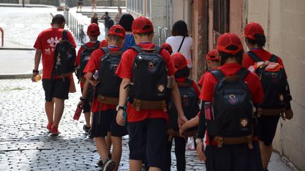 Des enfants et leurs accompagnateurs lors d'une colonie de vacances à Lyon, le 8 août 2018. (JEAN-FRAN?OIS FREY / MAXPPP)