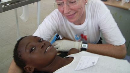 Le Docteur Paloma HERRERO au chevet d'un enfant haïtien à l'hôpital de la Paix de Port-au-Prince (Paloma HERRERO)