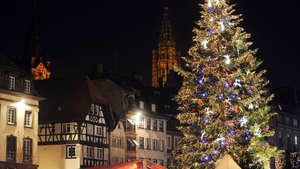 Vue d'une rue de Strasbourg prise le 29 novembre 2008 lors de l'ouverture du traditionnel marché de Noël. (PATRICK HERTZOG / AFP)