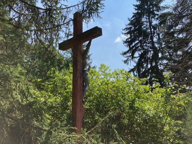 Le crucifix où un nid d'abeille s'est installé.&nbsp; (MATHILDE ANSQUER / RADIOFRANCE)