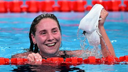 Son sourire irradie le bassin de Paris La Défense Arena. Anastasiia Kirpichnikova, deuxième de la finale du 1 500 mètres nage libre derrière l'intouchable Katie Ledecky, peut savourer. La jeune femme de 24 ans vient de décrocher la 25e médaille de la délégation française dans ces JO. Une belle surprise sortie tout droit du chapeau de la protégée de Philippe Lucas. (MANAN VATSYAYANA / AFP)