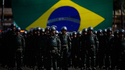 Des membres de l'armée brésilienne lors du défilé de présentation des forces de sécurité mobilisées pour les Jeux olympiques à Rio, le 22 juillet 2016. (MAXPP)