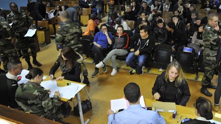 Des personnes postulent pour le service militaire volontaire &agrave;&nbsp;Montigny-les-Metz (Moselle), le 15 octobre 2015. (JEAN-CHRISTOPHE VERHAEGEN / AFP)