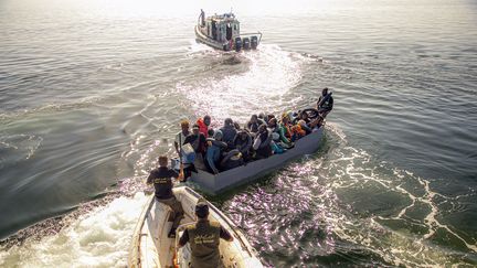 Un bateau des garde-côtes tunisiens lors d'une opération impliquant des migrants au large de la Tunisie, le 28 octobre 2022. (YASSINE GAIDI / ANADOLU AGENCY / AFP)