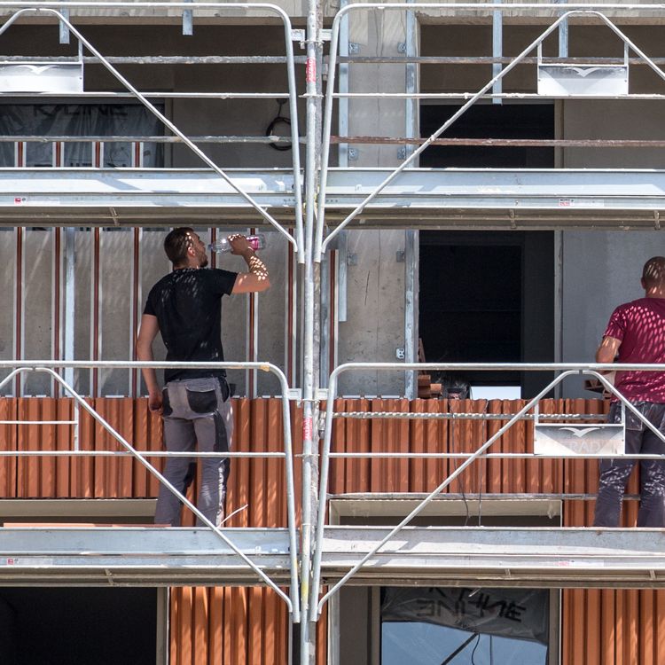 Des ouvriers s'hydratent sur un chantier à Toulouse (Haute-Garonne) lors d'une vague de chaleur, le 15 juin 2022. (FREDERIC SCHEIBER / HANS LUCAS / AFP)