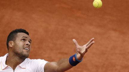 Jo-Wilfried Tsonga au service (KENZO TRIBOUILLARD / AFP)