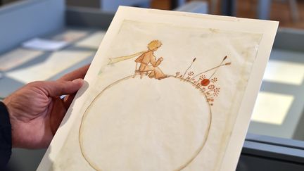 Cette toile du Petit Prince&nbsp;signée Antoine de Saint-Exupéry s'est adjugée&nbsp;284&nbsp;000 euros, le 14 juin 2017. (REMY GABALDA / AFP)