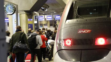 Des voyageurs à la gare Montparnasse, à Paris, le 28 octobre 2019.&nbsp; (MAXPPP)