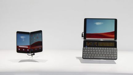 Microsoft présente Surface Duo (à gauche) et Surface Neo (à droite) à New York, le 2 octobre 2019. (MAXPPP)