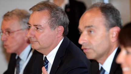 Le pr&eacute;sident de l'UMP, Jean-Fran&ccedil;ois Cop&eacute; (D), est venu soutenir, mercredi 18 septembre,&nbsp;Jean-Luc Moudenc (C), candidat UMP &agrave; Toulouse (Haute-Garonne) pour les &eacute;lections municipales de mars 2014. (ERIC CABANIS / AFP)