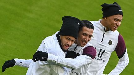 Neymar (D) à l'entraînement avec Di Maria (C) et Mbappé (G) à Munich en Allemagne le 6 avril, à la veille du choc face au Bayern. (CHRISTOF STACHE / AFP)