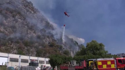 Incendie en Isère : le feu est fixé dans le massif de la Chartreuse, les pompiers toujours en action (FRANCEINFO)