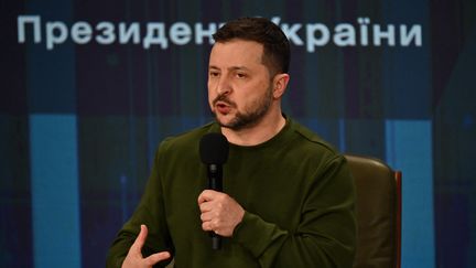 Volodymyr Zelensky donne une conférence de presse à l'occasion des deux ans de l'invasion russe de l'Ukraine, le 25 février 2024, à Kiev. (SERGEI SUPINSKY / AFP)