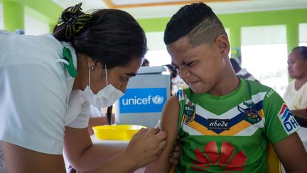 Un enfant est vacciné contre la rougeole, le 2 décembre 2019 à Le'auva'a (Samoa). (ALLAN STEPHEN / UNICEF / AFP)