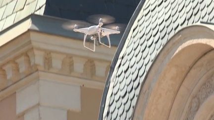 En France, une note confidentielle du ministre de l'Intérieur cible les drones comme étant l'une des nouvelles armes les plus efficaces des organisations criminelles. Enquête. (France 2)