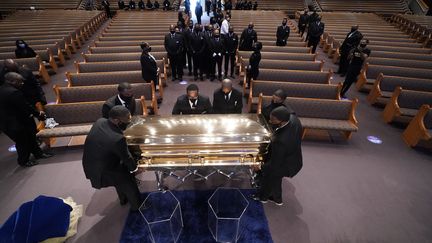 Le cercueil contenant la dépouille de George Floyd, le 9 juin 2020 à l'église baptiste Fountain of Praise de Houston, Texas (Etats-Unis). (GETTY IMAGES / GETTY IMAGES NORTH AMERICA / AFP)