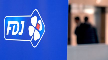 Le logo de la FDJ à Boulogne-Billancourt (Hauts-de-Seine). Photo d'illustration. (ERIC PIERMONT / AFP)