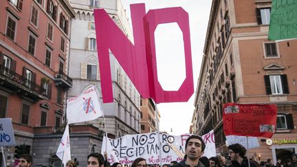 Italie : après le "non" au référendum, Matteo Renzi s'en va