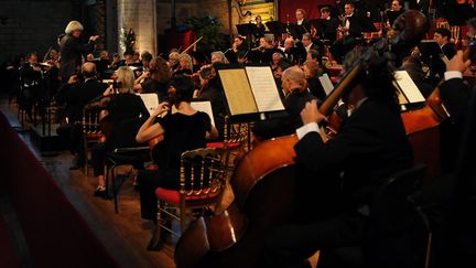 La "Messe de Requiem" de Giuseppe Verdi, donnée par l'Orchestre national de Lorraine et le Choeur Nicolas de Grigny sous la direction de Jacques Mercier (ici à la Chaise Dieu), a été retardée à Reims par l'intervention des intermittents.
 (MAXPPP)