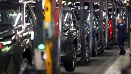 Une chaîne de montage dans une usine Peugeot à Montbéliard (Doubs). Photo d'illustration. (LIONEL VADAM / MAXPPP)