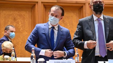 Le Premier ministre roumain, Florin Citu, devant le Parlement roumain à Bucarest, le 5 octobre 2021. (DANIEL MIHAILESCU / AFP)