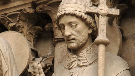 Statue du pape Sylvestre Ier sur le portail de la Vierge de Notre-Dame de Paris. (PHAS / UNIVERSAL IMAGES GROUP EDITORIAL VIA GETTY IMAGES)