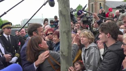 Emmanuel Macron est de nouveau sur le terrain, en visite, vendredi 29 avril, à Barbazan-Debat dans les Hautes-Pyrénées. Une région qui lui est chère, celle de sa grand-mère Germaine Noguès, dont il était très proche. En direct sur place,&nbsp;le journaliste Christophe Gascard fait le point sur cette journée de déplacement.&nbsp; (FRANCE 2)