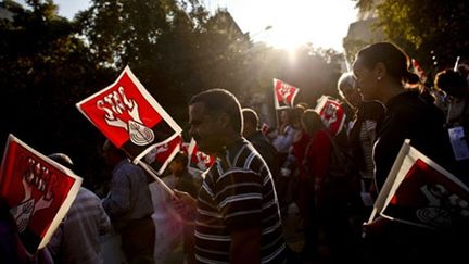 Les personnels des services publics défilent contre la nouvelle politique budgétaire du Portugal (06/11/2010) (AFP - PATRICIA DE MELO MOREIRA)