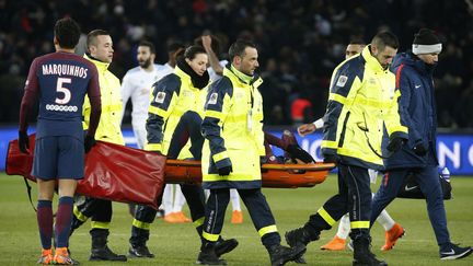 Neymar sort sur civière (GEOFFROY VAN DER HASSELT / AFP)