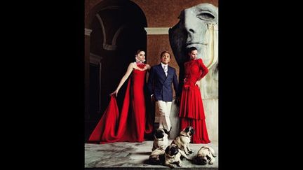 Valentino pose aux côtés de mannequins (2007)
 (Lorenzo Agius)