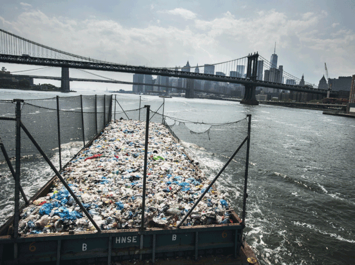 New-York : 3 600 tonnes de déchets naviguent chaque jour dans la baie, direction Brooklyn. (KADIR VAN LOHUIZEN/ GEO)