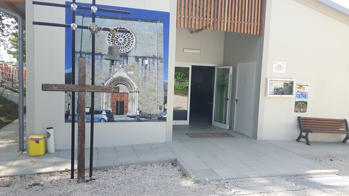 Une église a été installée dans un grand contenair en sortie du bourg d'Amatrice. (RADIO FRANCE / MATHILDE IMBERTY)