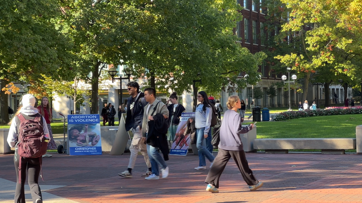 Des militants anti-avortement sur le campus de l'Université du Michigan. (SARAH CALAMAND / RADIO FRANCE)