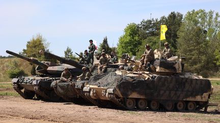 Des exercices militaires sont menés par des forces américaines pour améliorer la préparation et la coordination entre les membres de l'Otan, le 19 mai 2022 à Nowogrod (Pologne). (PIOTR MOLECKI / EAST NEWS / SIPA)