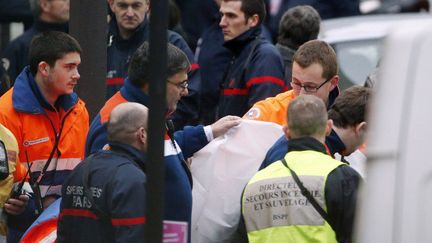 Les secours devant la rédaction de Charlie Hebdo le 7 janvier 2015. (AFP)