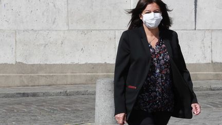 La maire (PS) de Paris Anne Hidalgo arrive à une cérémonie à la basilique du Sacré-Coeur, à Paris, le 9 avril 2020.&nbsp; (LUDOVIC MARIN / AFP)