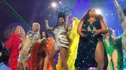 La chanteuse Lizzo (en robe noire) et des drag-queens dans un cabaret à&nbsp;Knoxville (Tennessee), sur son compte Instagram. (CAPTURE D'ÉCRAN)