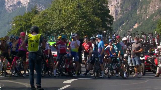 The peloton is stopped after Alberto Bettiol, the gaps will be stabilized when the race resumes.  There will be a second start given in order to leave with the same time differences between breakaway, pursuers and peloton.