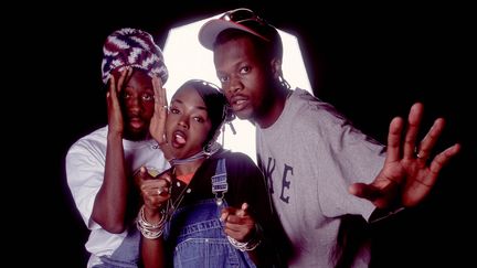 Le groupe de rap américain&nbsp;Fugees (de gauche à droite&nbsp;Wyclef Jean, Lauryn Hill&nbsp;et Pras Michel), pose en backstage au World Music Theater, Tinley Park, Illinois, (Etats-Unis) le 6 août 1996. (PAUL NATKIN / GETTY IMAGES)