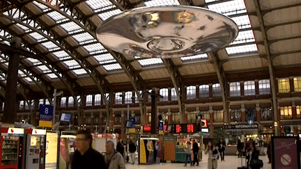 L&#039;OVNI planait hier à quelques mètres sous le plafond de la gare Lille Flandres
 (France3/Culturebox)