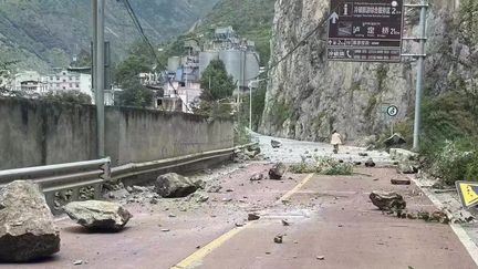 Des pierres sont tombées sur une route près de la ville de Lengqi, dans le comté de Luding (Chine), le 5 septembre 2022.&nbsp; (XINHUA / AFP)