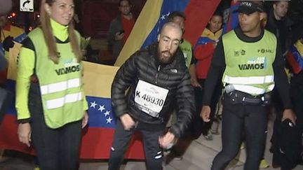 Maickel Melamed, le V&eacute;n&eacute;zu&eacute;lien de 38 ans qui a fini le marathon de Chicago (Etats-Unis) en pr&egrave;s de 17 heures, alors qu'il s'approchait de la ligne d'arriv&eacute;e, le 13 octobre 2013. (KEN HERZLICH / AP / SIPA)