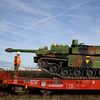 Un char Leclerc est chargé sur un train, le 8 novembre 2022 à la base militaire de Mourmelon-le-Grand (Marne), avant une mission en Roumanie. (FRANCOIS NASCIMBENI / AFP)