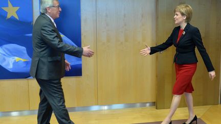 Le président de la Commission européenne, Jean-Claude Juncker, rencontre la Première ministre de l'Ecosse, Nicola Sturgeon, le 2 juin 2015, à Bruxelles (Belgique). (DURSUN AYDEMIR / ANADOLU AGENCY / AFP)